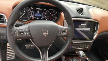 Vô lăng 3 chấu thể thao với phần đáy được ốp crom sang trọng