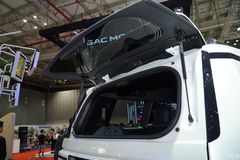 Toyota cũng thiết kế ô cửa kính cốp sau Land Cruiser Prado 2025 có thể mở riêng