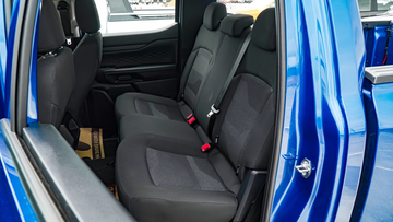 Hầu hết các phiên bản đều sử dụng ghế nỉ