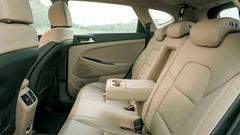 Hàng ghế thứ hai có khoảng để chân rộng và thoáng của Hyundai Tucson 1.6T-GDi