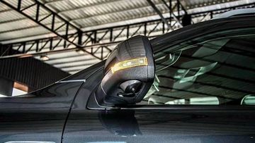 Gương hậu của mẫu bán tải vẫn còn đặt tại góc cột A truyền thống thay vì dời sang thân xe như xu hướng thiết kế hiện đại