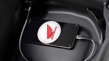 Honda đã mạnh tay đầu tư cổng sạc USB loại C trên xe Honda SH 350i 2024