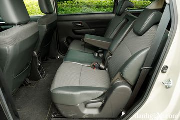 Hàng ghế thứ hai Suzuki XL7 Hybrid 2025 có thể trượt lên/xuống và điều chỉnh góc ngả lưng, giúp người ngồi thoải mái hơn