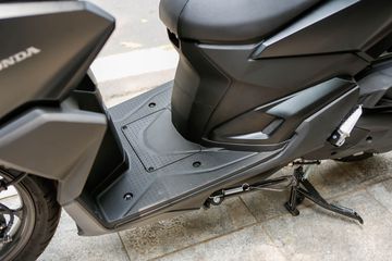 Sàn để phẳng Honda Vario 160 với độ rộng lên tới 422mm