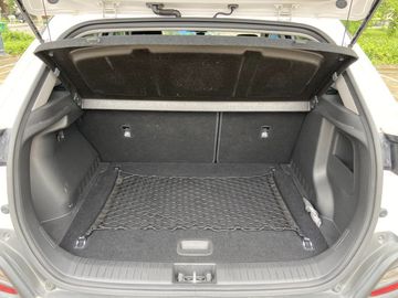 Khoang hành lý của Hyundai Kona có dung tích tiêu chuẩn là 361 lít, vừa đủ cho 3 vali cỡ trung