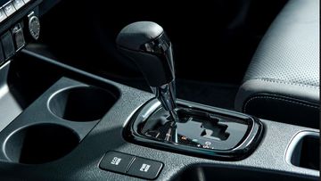 Toyota Hilux 2024 cũng duy trì thiết kế cần số cơ khí đặt ngay giữa hàng ghế trước