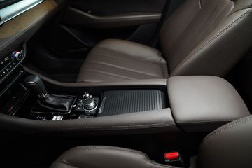 Ghế ngồi trên các phiên bản Mazda 6 đều sử dụng tone màu nâu tối, mang đến cảm giác sang trọng và trung tính