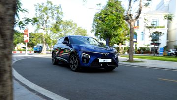 Với trang bị động cơ điện, VinFast VF 7 2024 tăng tốc ấn tượng