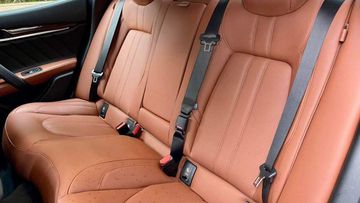 Hàng ghế sau trên Maserati Ghibli 2024 có không gian khá rộng rãi, đủ cho 3 người lớn ngồi