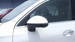 Cặp gương chiếu hậu đồng màu thân xe, được tích hợp đầy đủ các tính năng chỉnh/gập điện, cảnh báo điểm mù, xi-nhan LED và nhớ 3 vị trí