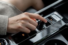 Volkswagen Teramont X 2025 trang bị cần số điện tử hiện đại, giúp không gian giữa hai ghế trước thêm phần gọn gàng