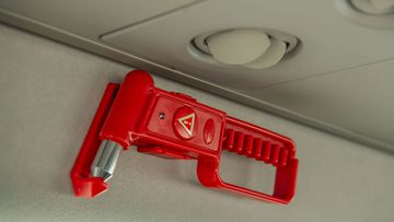 Ford Transit 2024 cũng trang bị tiêu chuẩn các công cụ cứu hộ cơ bản