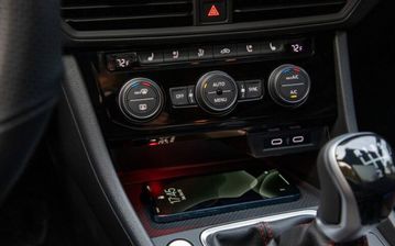 Volkswagen Jetta 2023 sử dụng hệ thống điều hòa tự động 2 vùng độc lập kết hợp thêm cửa gió cho hàng ghế sau