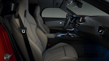 Hệ thống âm thanh Harman/Kardon 12 loa cao cấp, ghế thể thao ôm lưng cùng đèn viền nội thất