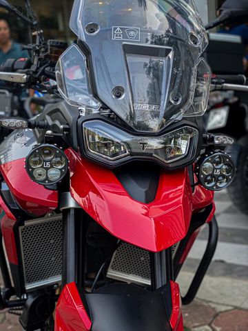 Triumph Tiger 850 Sport 2023 sở hữu hệ thống chiếu sáng full LED với thiết kế đặc trưng của nhà Triumph