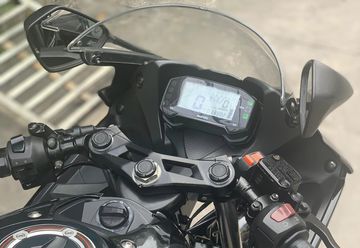 Suzuki GSX R150 2023 sở hữu đồng hồ dạng full-digital với màn hình bảng điều khiển LCD siêu sáng