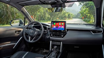 Các chi tiết trang trí trên Toyota Corolla Cross 2024 cũng không cầu kỳ như các đối thủ