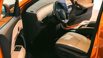 Ghế ngồi VF 6 2024 có thiết kế to bản, thoải mái nhưng chỉ sử dụng chất liệu giả da