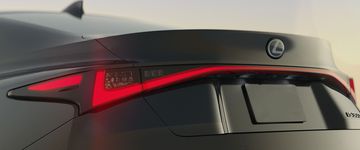 Đuôi xe Lexus IS300 Luxury 2024 với thiết kế lịch lãm, hiện đại
