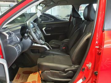 Hệ thống ghế ngồi trên Toyota Raize 2023 được nhận xét khá thoải mái với chiều rộng tốt cũng như lớp đệm mềm mại