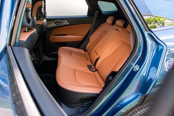 Nhờ trục cơ sở khá lớn, hàng ghế sau của mẫu SUV hạng C cung cấp khoảng để chân rộng rãi, có thể điều chỉnh 8 cấp độ ngả lưng