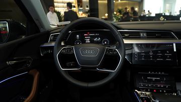 Vô lăng Audi Q8 e-tron 2024 duy trì thiết kế hình tròn và kết hợp các chấu tạo hình góc cạnh