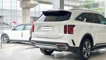 Cụm đèn hậu full LED đặt dọc, tách đôi đẹp mắt, khá tương đồng với “đàn anh” Kia Telluride