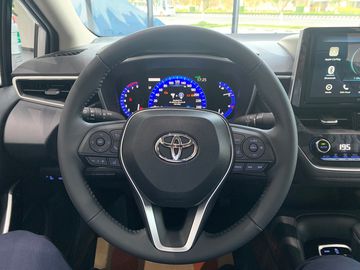 Vô lăng của Toyota Corolla Altis 2023 có thiết kế 3 chấu bọc da