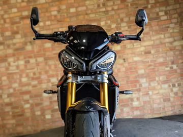 Phần đầu xe của Triumph Speed Triple 1200 RS 2023 mang nét đặc trưng của nhà Triumph