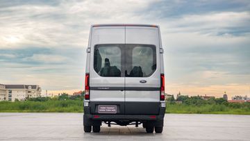 Đuôi xe Ford Transit 2024 hoàn thiện cao với ống xả gọn gàng bên dưới cản sau