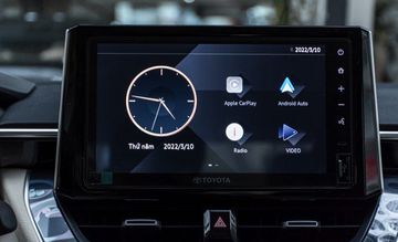 Màn hình cảm ứng giải trí trung tâm 9 inch là trang bị tiêu chuẩn trên Toyota Corolla Altis 2023