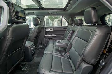 Tại hàng ghế thứ 2, hãng xe Ford đã điều chỉnh lại tỷ lệ về độ rộng cho mỗi ghế thành 35 – 30 – 35