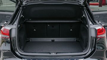 Cốp xe Mercedes-AMG GLA 45 S 4MATIC+ với dung tích tiêu chuẩn 436 lít