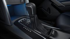 Khu vực cần số gọn gàng của Toyota Corolla Cross 1.8HV