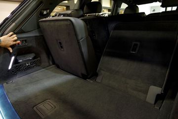 Ngoài ra, người dùng cũng có thể gập hàng ghế thứ ba từ ngay khoang hành lý