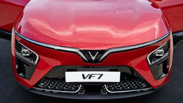 Đầu xe VinFast VF 7 cũng sở hữu phong cách hàng không vũ trụ với tạo hình kiểu chữ X cách điệu