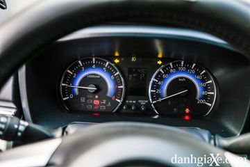 Đồng hồ lái trên Toyota Rush 2022 vẫn gồm 2 đồng hồ analog đối xứng qua một màn hình LCD đa thông tin đơn sắc.