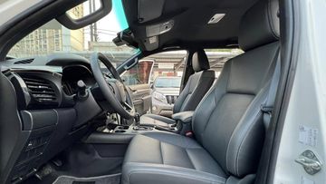 Ghế ngồi được thiết kế khá tỉ mỉ, ôm sát người ngồi