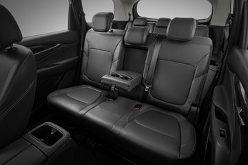 Hàng ghế thứ hai của MG G50 2025 có tựa tay trung tâm với giá để cốc tiện dụng