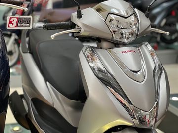 Phần đầu xe được cải tiến mới bằng các chi tiết mạ chrome sáng bóng