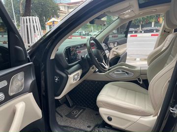 Hàng ghế lái có thiết kế ôm thân người và được trau chuốt rất tỉ mỉ