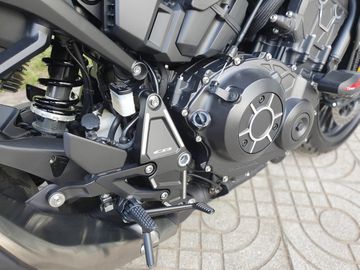 Phía sau là bộ giảm xóc đơn Showa kích thước 131mm