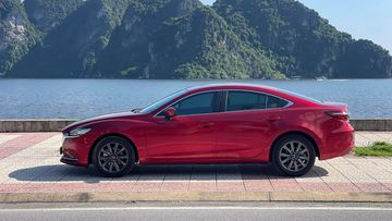 Đánh giá Mazda 6 2024 từ bên hông, chiếc sedan cỡ trung thon dài với những đường dập gân nổi cá tính