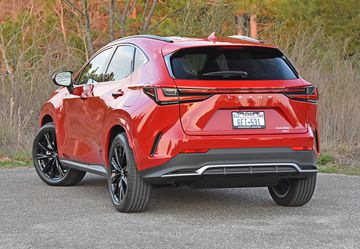 Cặp đèn hậu LED với đồ họa góc cạnh ở đuôi xe