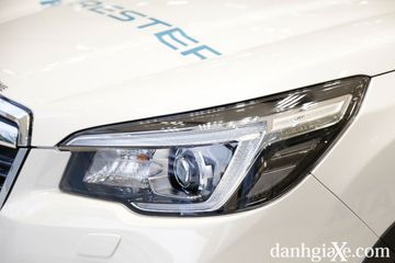 Phần đầu xe của Forester tạo ấn tượng khỏe khoắn và nam tính với cụm đèn LED Projector kích thước lớn cùng dải LED định vị dạng móc câu bao quanh