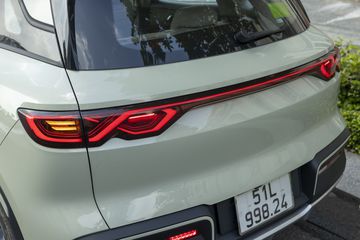 BYD ATTO 2 trang bị cụm đèn hậu LED Lucky Ring với tạo hình biểu tương vô cực ượng trung cho sự may mắn dồi dào