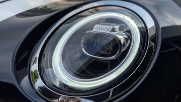 Đèn pha MINI Clubman 2024 có thiết kế dạng tròn đặc trưng