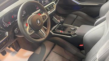 Nội thất xe sang trọng và đậm nét thể thao