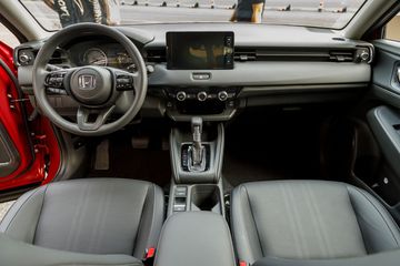 Thiết kế khoang lái Honda HR-V 2025 cũng được duy trì không gian rộng rãi, kết hợp các nút bấm được tinh giản