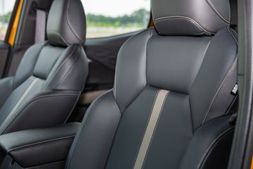 Hàng ghế trước Mitsubishi Xforce 2024 có thiết kế kiểu xe đua với miếng đệm hai bên, giúp ổn định lưng người ngồi trong khi vẫn duy trì được sự thoải mái